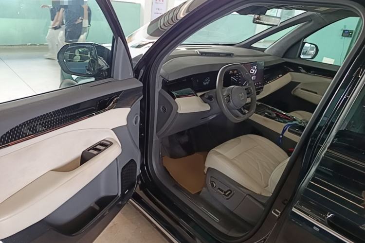 Used Zeekr 009 2024 7-Seater Aisle Version 108 kWh Driver Seat