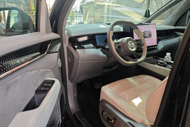 Used Zeekr 009 2024 Six-Seat Executive Version 4WD 108 kWh Driver Seat
