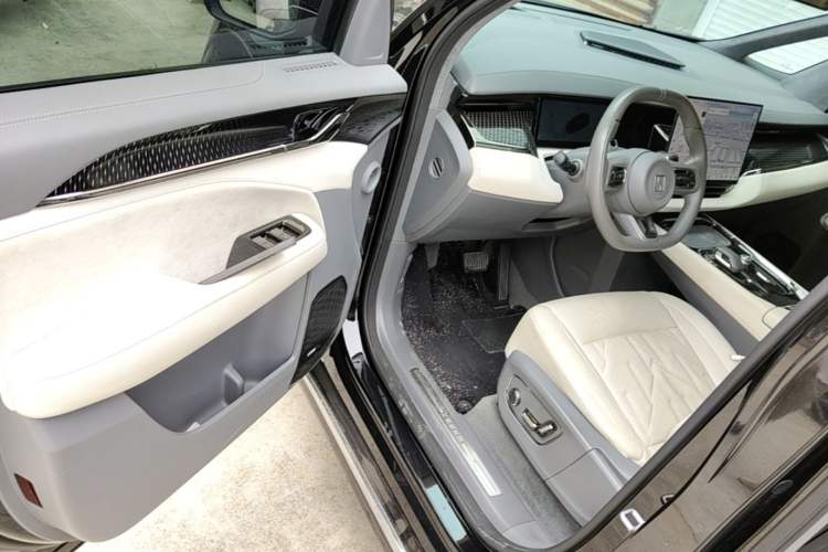 Used Zeekr 009 2024 7-Seater Aisle Version 108 kWh Driver Seat