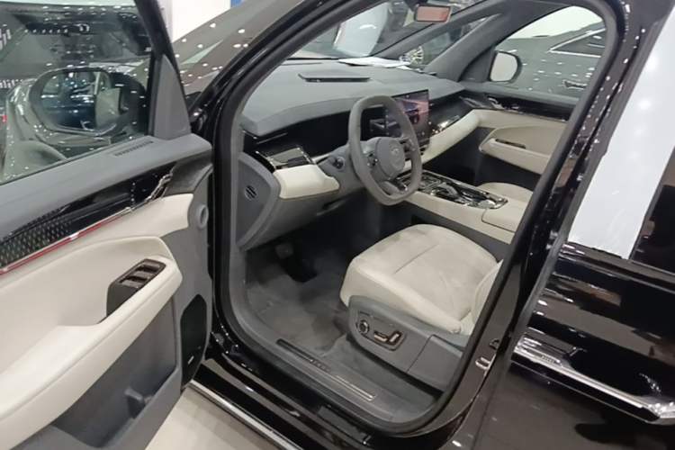 Used Zeekr 009 2024 Six-Seat Executive Version 4WD 108 kWh Driver Seat