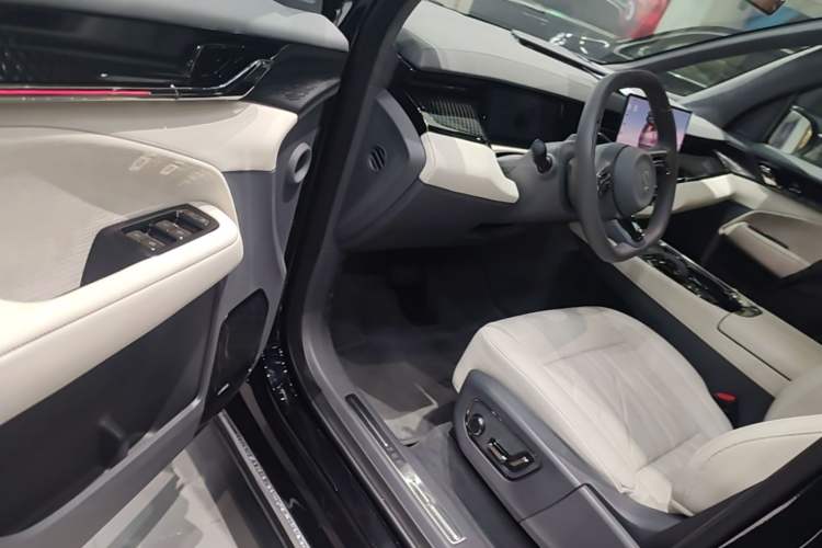 Used Zeekr 009 2024 7-Seater Walk-Through Version Four-Wheel Drive 108 kWh Driver Seat