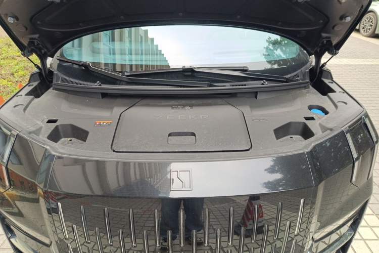 Used Zeekr 009 2024 7-Seater Aisle Version 108 kWh Engine Bay