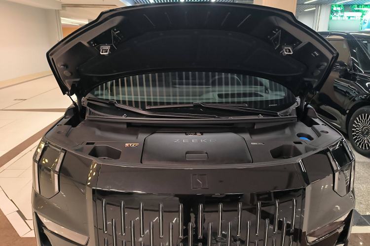 Used Zeekr 009 2024 7-Seater Aisle Version 108 kWh Engine Bay