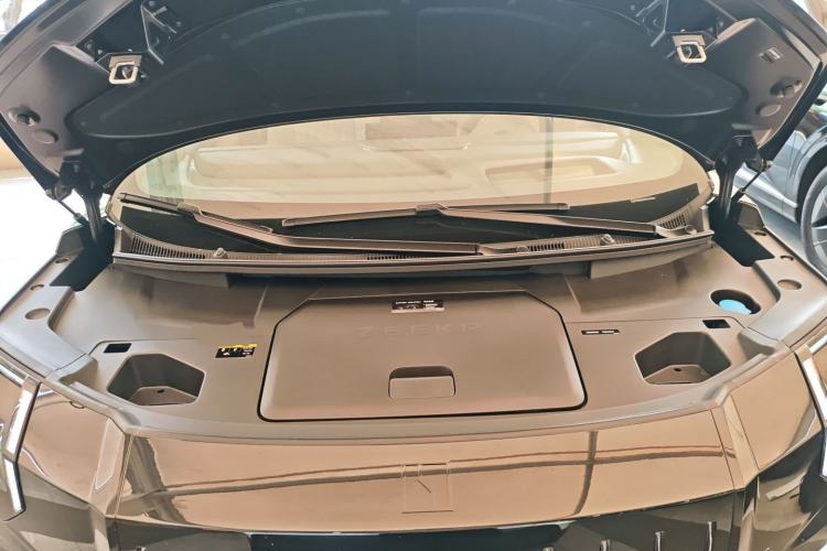 Used Zeekr 009 2024 7-Seater Aisle Version 140 kWh Engine Bay