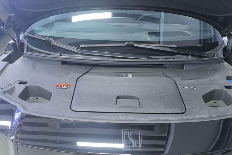 Used Zeekr 009 2024 7-Seater Walk-Through Version Four-Wheel Drive 108 kWh Engine Bay