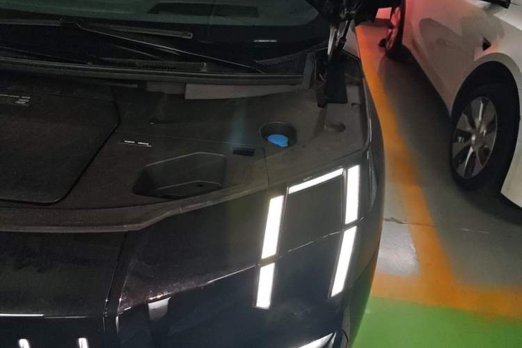 Used Zeekr 009 2024 7-Seater Aisle Version 108 kWh Engine Bay Left