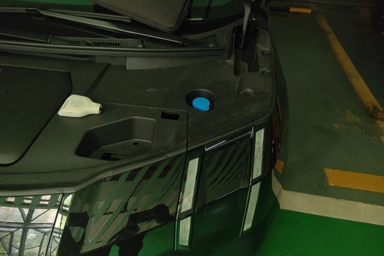 Used Zeekr 009 2024 7-Seater Walk-Through Version Four-Wheel Drive 108 kWh Engine Bay Left