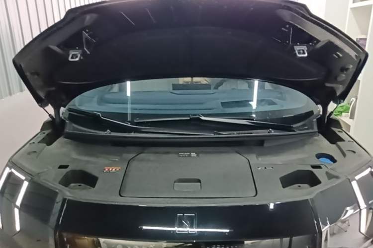 Used Zeekr 009 2024 Six-Seat Executive Version 4WD 108 kWh Engine Bay