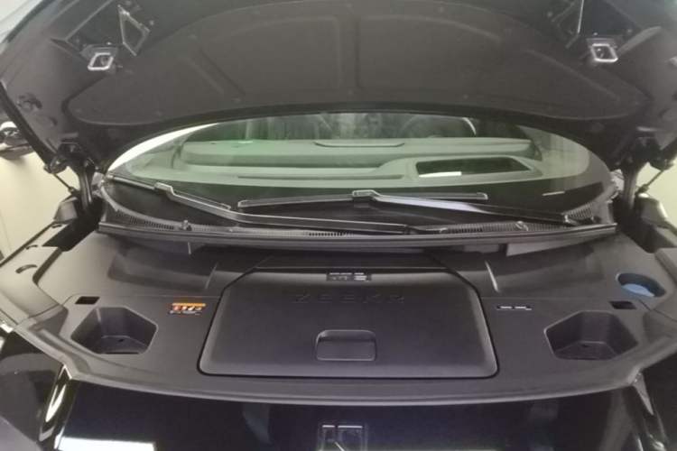 Used Zeekr 009 2024 7-Seater Walk-Through Version Four-Wheel Drive 108 kWh Engine Bay