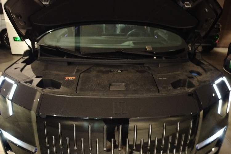 Used Zeekr 009 2024 7-Seater Aisle Version 108 kWh Engine Bay