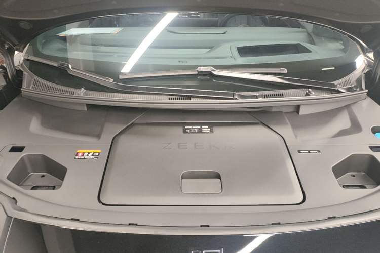 Used Zeekr 009 2024 Six-Seat Executive Version 4WD 108 kWh Engine Bay