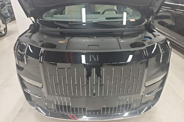 Used Zeekr 009 2024 7-Seater Walk-Through Version Four-Wheel Drive 108 kWh Engine Bay
