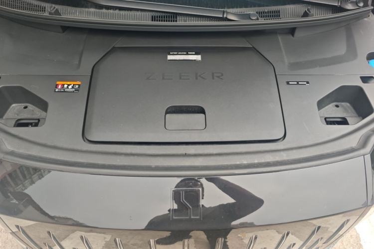 Used Zeekr 009 2024 7-Seater Walk-Through Version Four-Wheel Drive 108 kWh Engine Bay