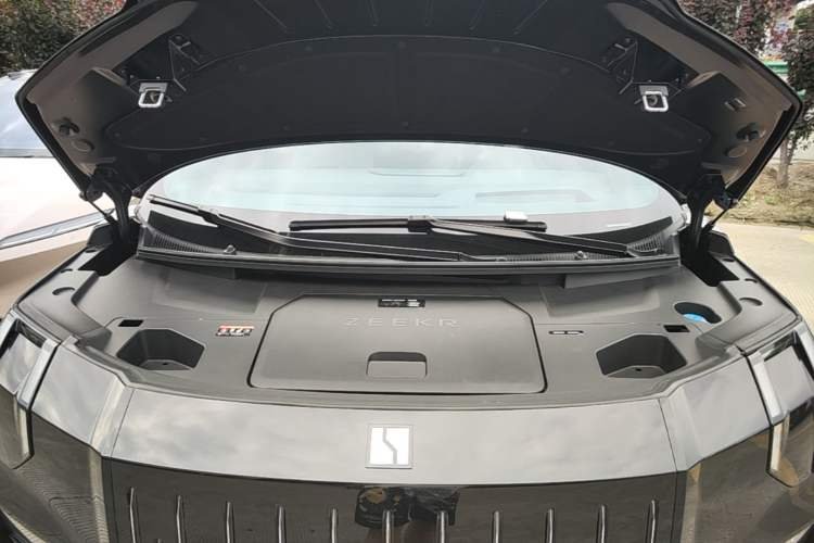 Used Zeekr 009 2024 Six-Seat Executive Version 4WD 108 kWh Engine Bay