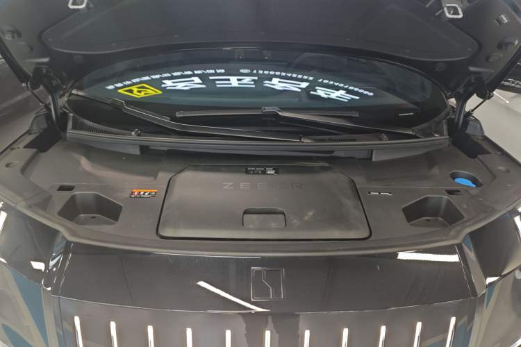 Used Zeekr 009 2024 7-Seater Walk-Through Version Four-Wheel Drive 108 kWh Engine Bay
