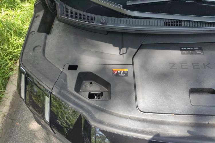 Used Zeekr 009 2024 7-Seater Walk-Through Version Four-Wheel Drive 108 kWh Engine Bay Right