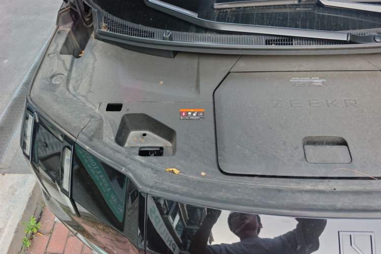 Used Zeekr 009 2024 7-Seater Aisle Version 108 kWh Engine Bay Right