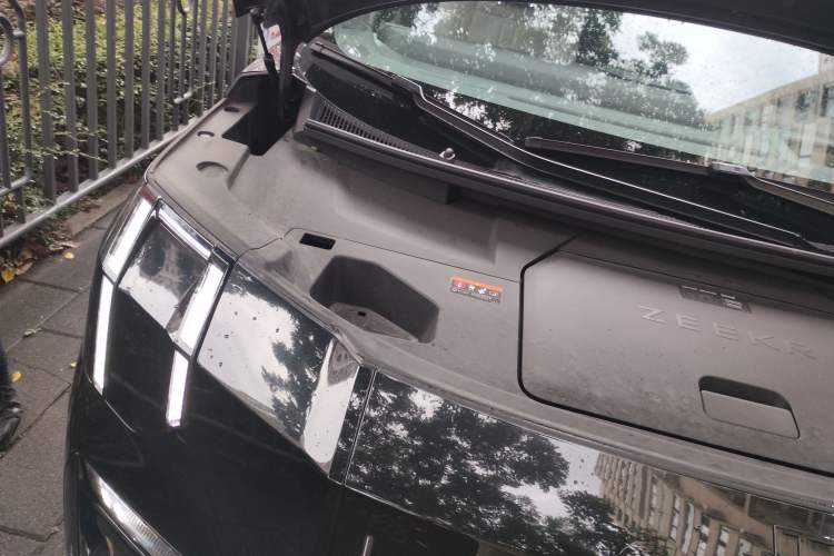 Used Zeekr 009 2024 7-Seater Aisle Version 108 kWh Engine Bay Right