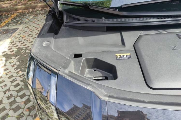 Used Zeekr 009 2024 7-Seater Walk-Through Version Four-Wheel Drive 108 kWh Engine Bay Right