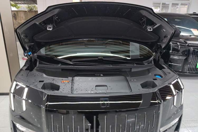 Used Zeekr 009 2024 7-Seater Walk-Through Version Four-Wheel Drive 108 kWh Engine Bay
