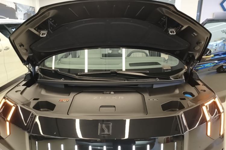 Used Zeekr 009 2024 7-Seater Walk-Through Version Four-Wheel Drive 108 kWh Engine Bay