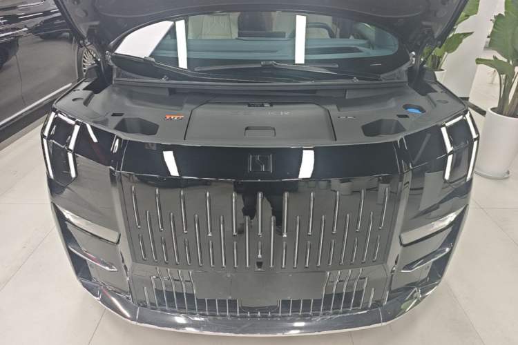 Used Zeekr 009 2024 7-Seater Walk-Through Version Four-Wheel Drive 108 kWh Engine Bay