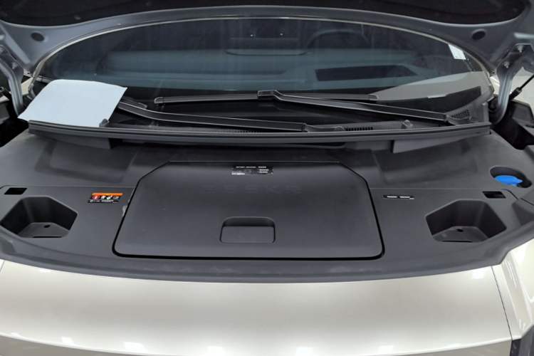 Used Zeekr 009 2024 7-Seater Walk-Through Version Four-Wheel Drive 108 kWh Engine Bay