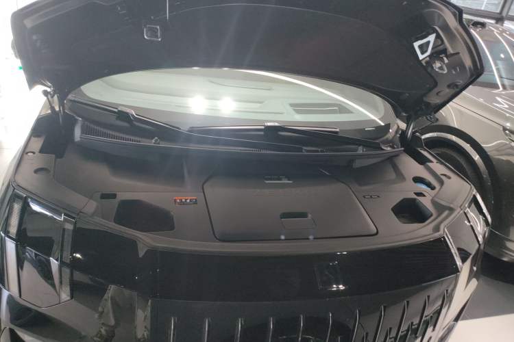 Used Zeekr 009 2024 7-Seater Walk-Through Version Four-Wheel Drive 108 kWh Engine Bay