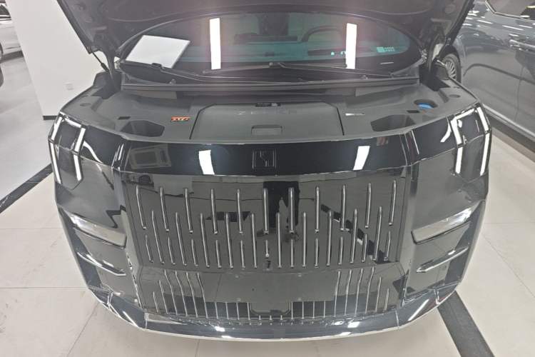 Used Zeekr 009 2024 7-Seater Walk-Through Version Four-Wheel Drive 108 kWh Engine Bay