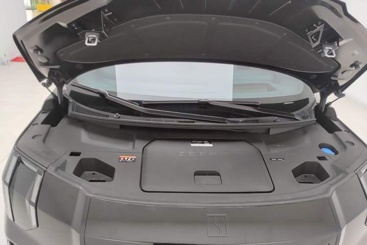 Used Zeekr 009 2024 Six-Seat Executive Version 4WD 108 kWh Engine Bay