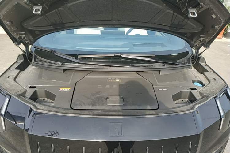 Used Zeekr 009 2024 Six-Seat Executive Version 4WD 108 kWh Engine Bay