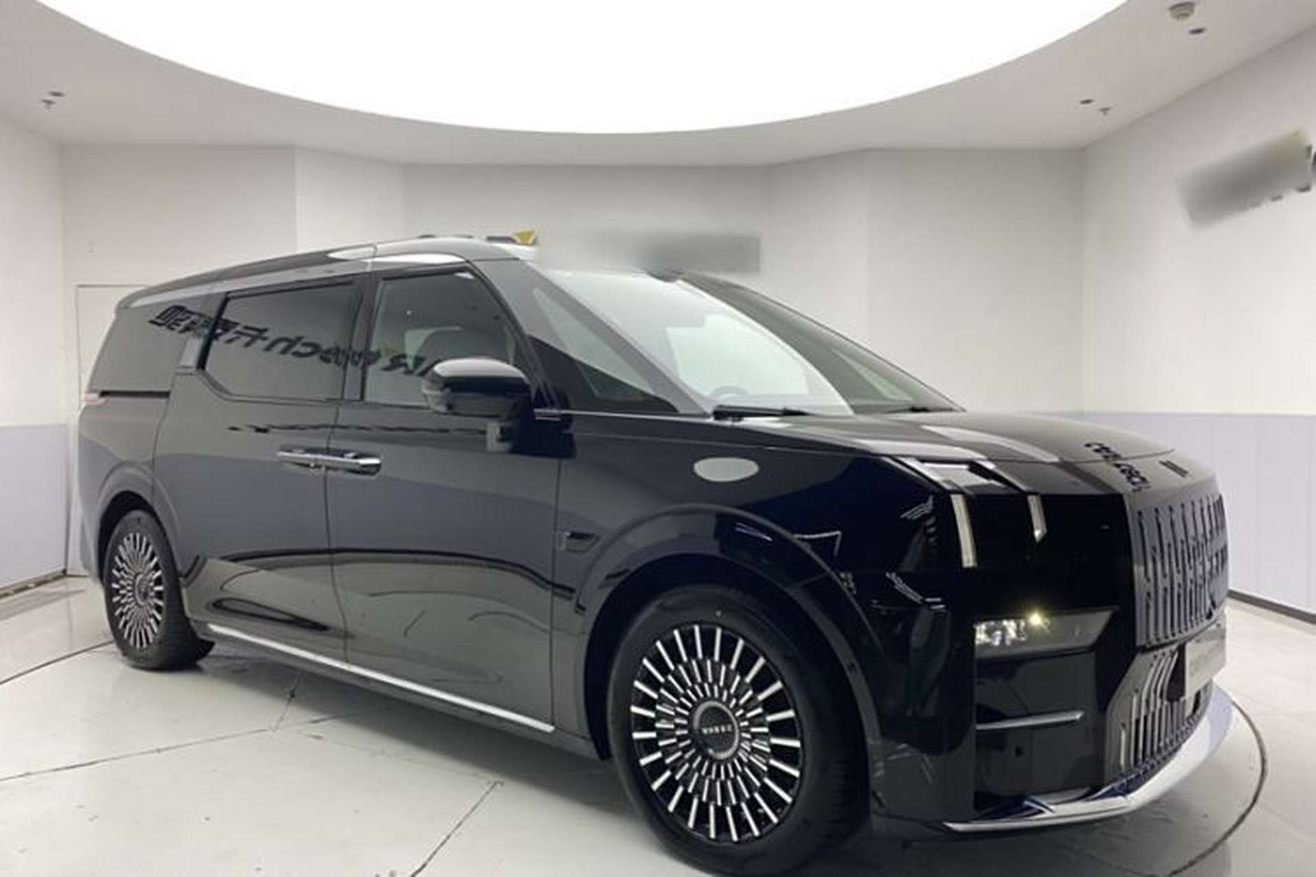 Used Zeekr 009 2024 7-Seater Aisle Version 108 kWh Exterior 1