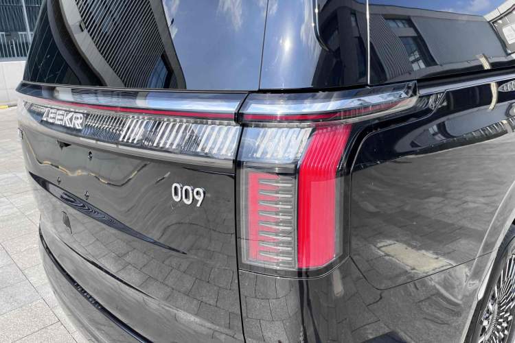 Used Zeekr 009 2024 7-Seater Aisle Version 108 kWh Exterior 12