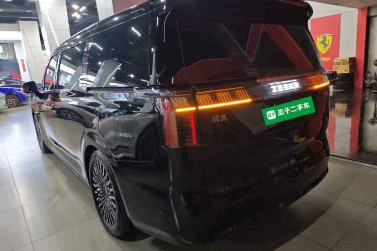 Used Zeekr 009 2024 Six-Seat Executive Version 4WD 108 kWh Exterior 2