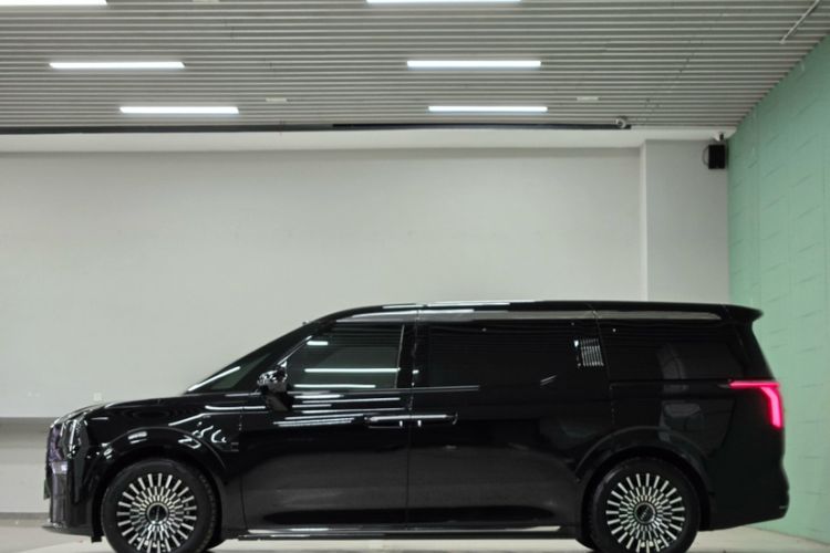 Used Zeekr 009 2024 Six-Seat Executive Version 4WD 108 kWh Exterior 2