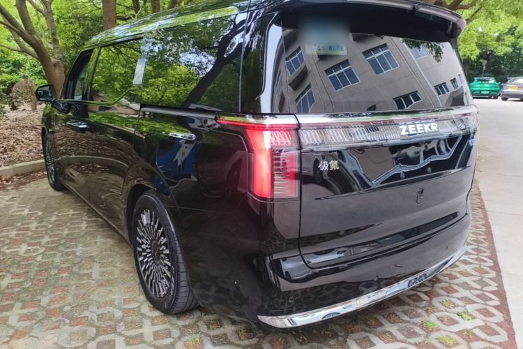 Used Zeekr 009 2024 Six-Seat Executive Version 4WD 108 kWh Exterior 2