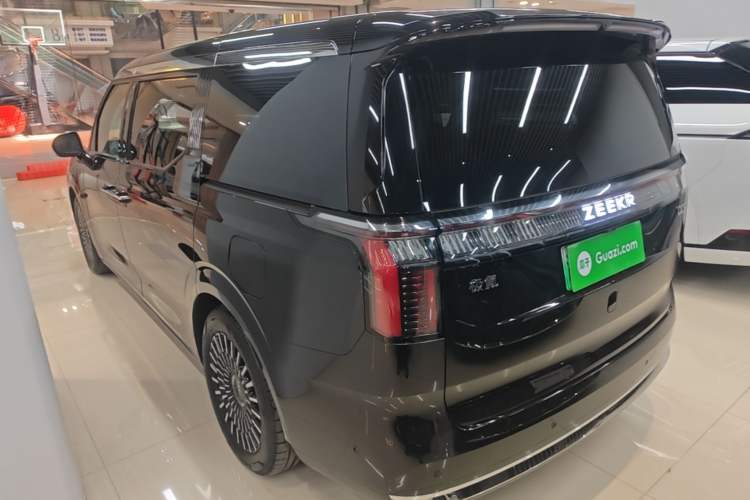 Used Zeekr 009 2024 Six-Seat Executive Version 4WD 108 kWh Exterior 2