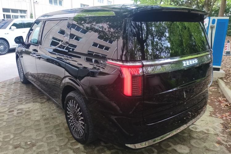 Used Zeekr 009 2024 Six-Seat Executive Version 4WD 108 kWh Exterior 2