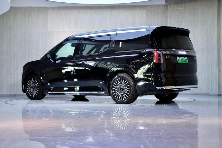 Used Zeekr 009 2024 7-Seater Walk-Through Version Four-Wheel Drive 108 kWh Exterior 2