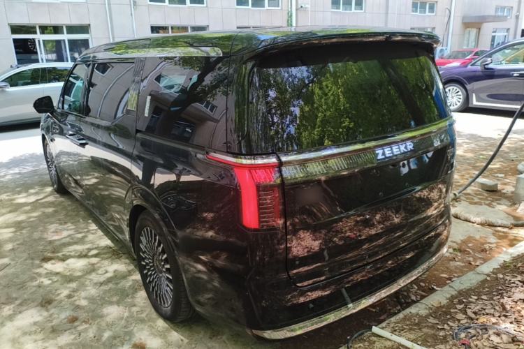 Used Zeekr 009 2024 Six-Seat Executive Version 4WD 108 kWh Exterior 2
