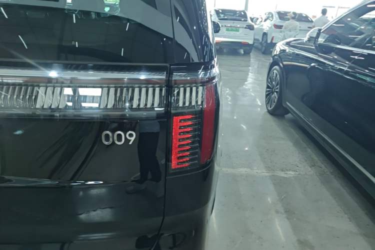 Used Zeekr 009 2024 Six-Seat Executive Version 4WD 108 kWh Exterior 3