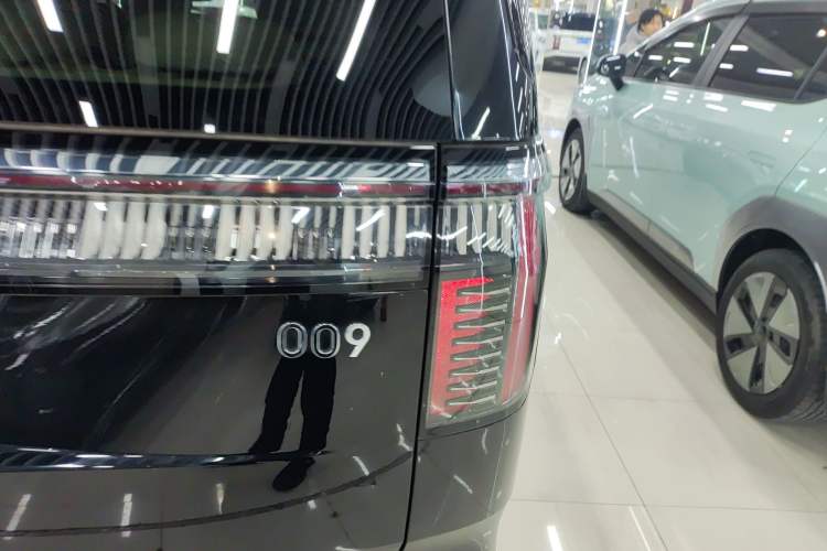 Used Zeekr 009 2024 7-Seater Aisle Version 108 kWh Exterior 3