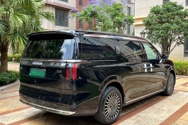 Used Zeekr 009 2024 7-Seater Aisle Version 108 kWh Exterior 3