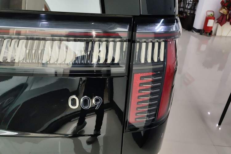 Used Zeekr 009 2024 Six-Seat Executive Version 4WD 108 kWh Exterior 3