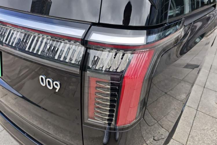 Used Zeekr 009 2024 7-Seater Aisle Version 108 kWh Exterior 3