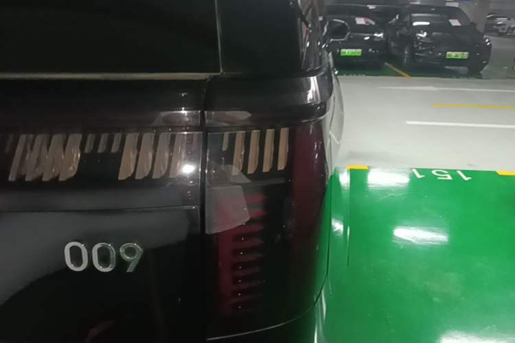 Used Zeekr 009 2024 Six-Seat Executive Version 4WD 108 kWh Exterior 3