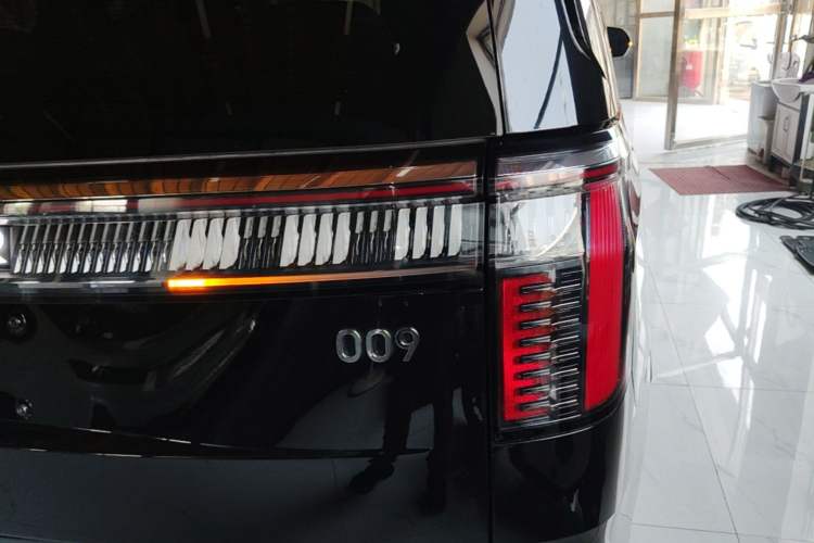 Used Zeekr 009 2024 7-Seater Walk-Through Version Four-Wheel Drive 108 kWh Exterior 3