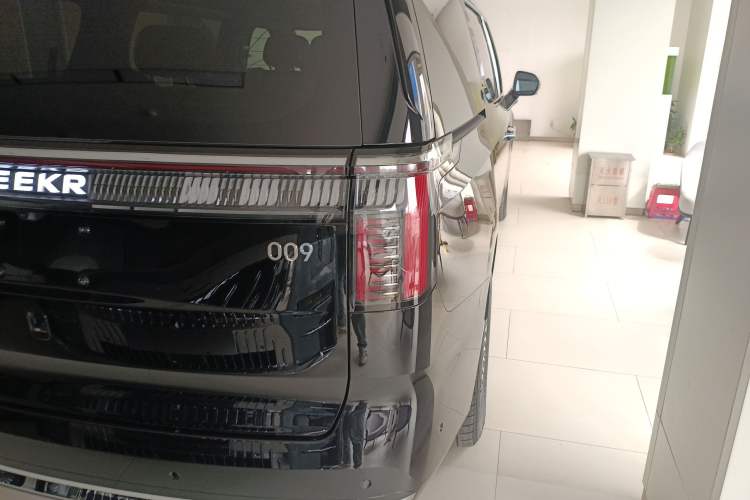 Used Zeekr 009 2024 Six-Seat Executive Version 4WD 108 kWh Exterior 3