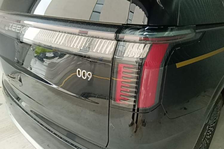 Used Zeekr 009 2024 Six-Seat Executive Version 4WD 108 kWh Exterior 3