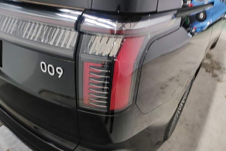Used Zeekr 009 2024 7-Seater Walk-Through Version Four-Wheel Drive 108 kWh Exterior 3